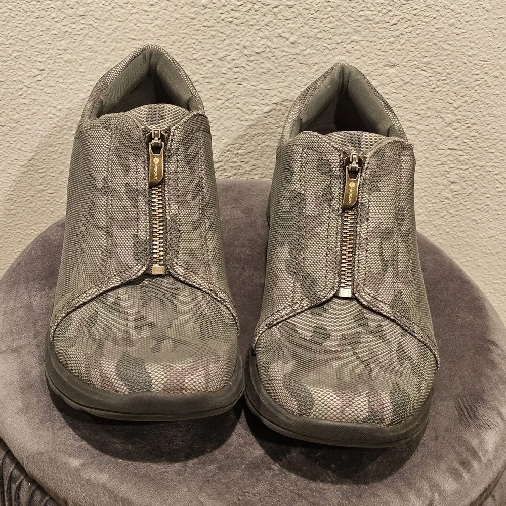Bzees Womens 11M Glade Camo Slip On‎ Zipper Closure Sneakers Shoes